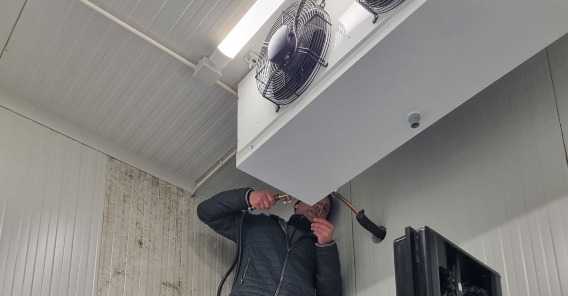Монтаж на охладител в хладилна камера